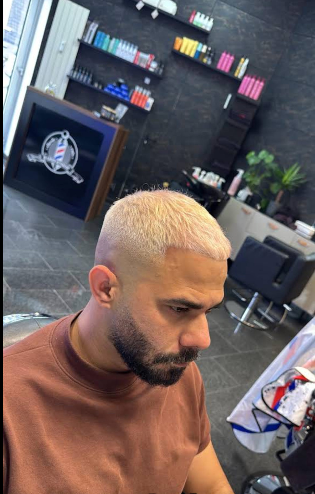 Blonder Kurzhaarschnitt mit weichem Übergang und präzise geschnittenem Bart